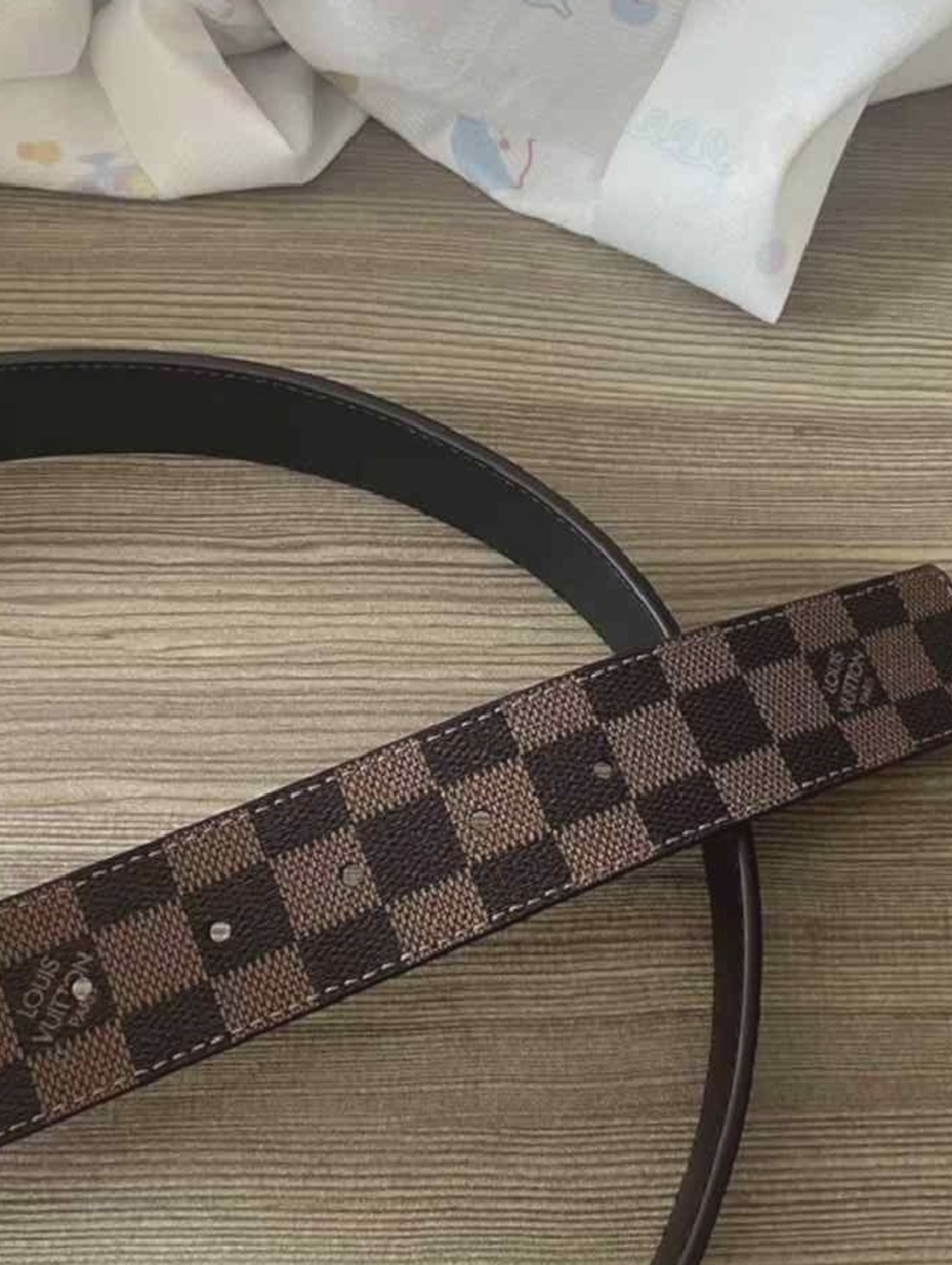 Louis Vuitton Damier Canvas Belt with Gold LV Buckle - Picture 4 of 8